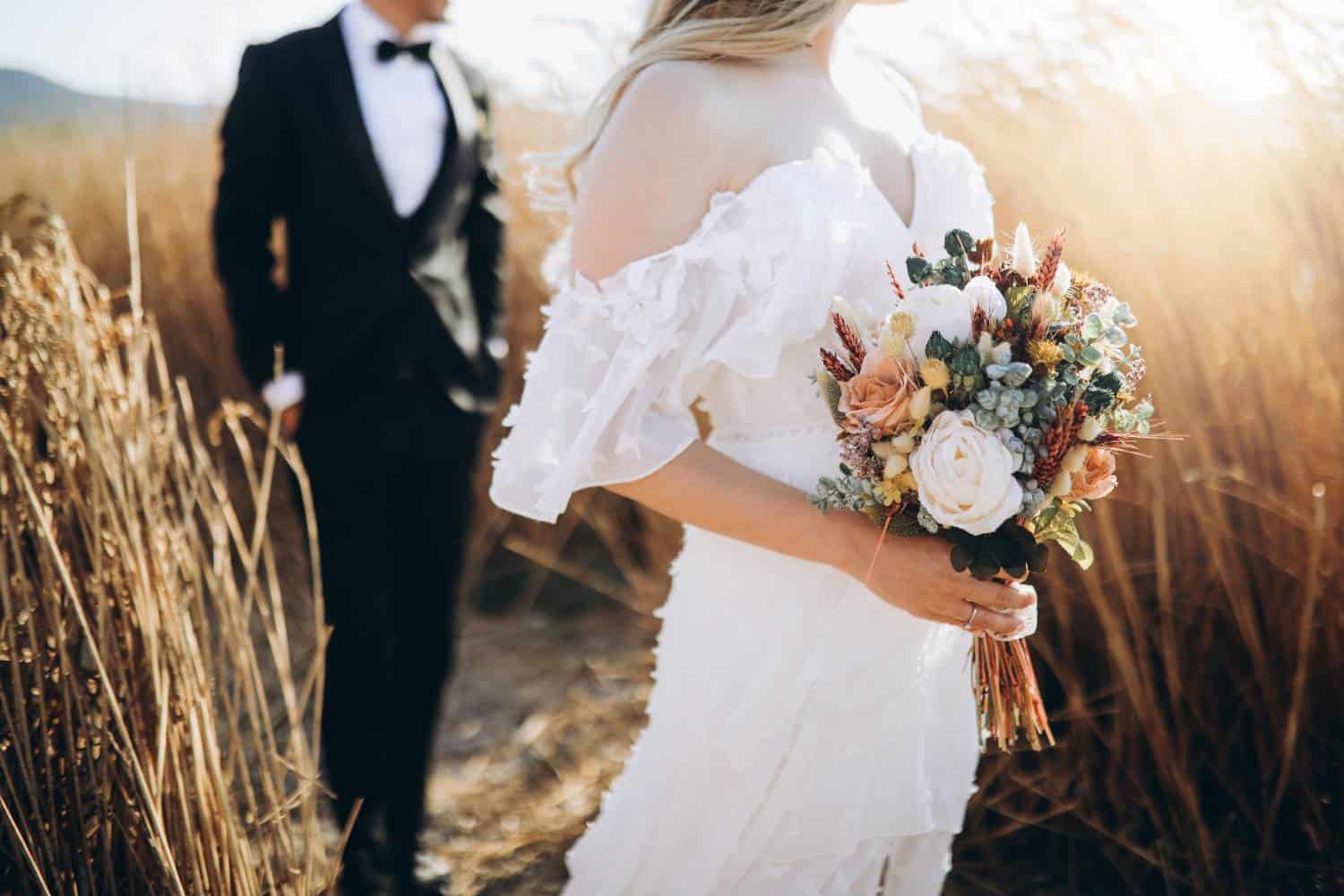 how to keep your wedding bouquet fresh on a hot summers day 1