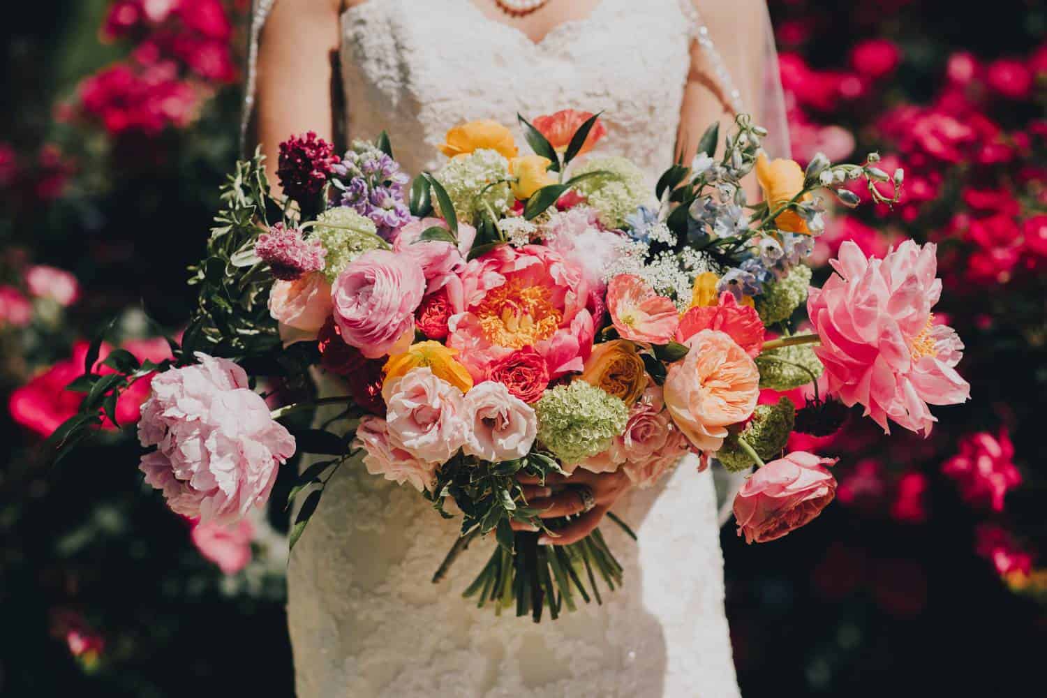 how to keep your wedding bouquet fresh on a hot summers day