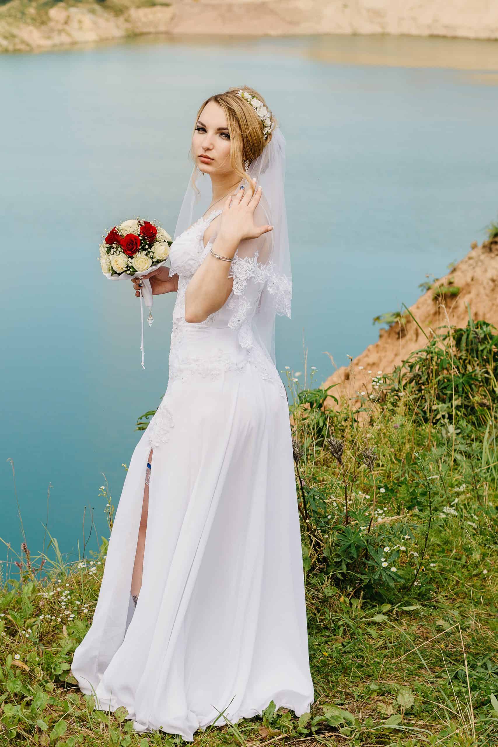 https://vinesoftheyarravalley.com.au/wp-content/uploads/2020/08/bride-with-veil-1-scaled.jpg