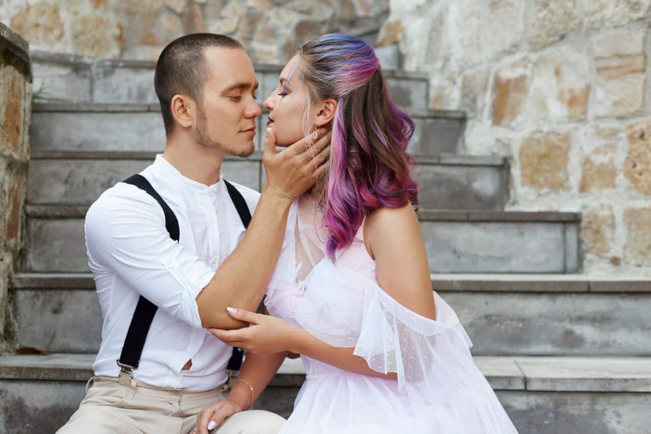 how to look good in your wedding kissing photos (2)