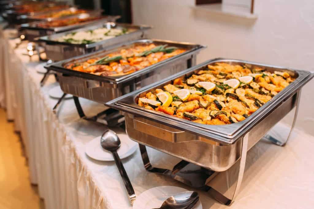 what to look for in a wedding caterer 1