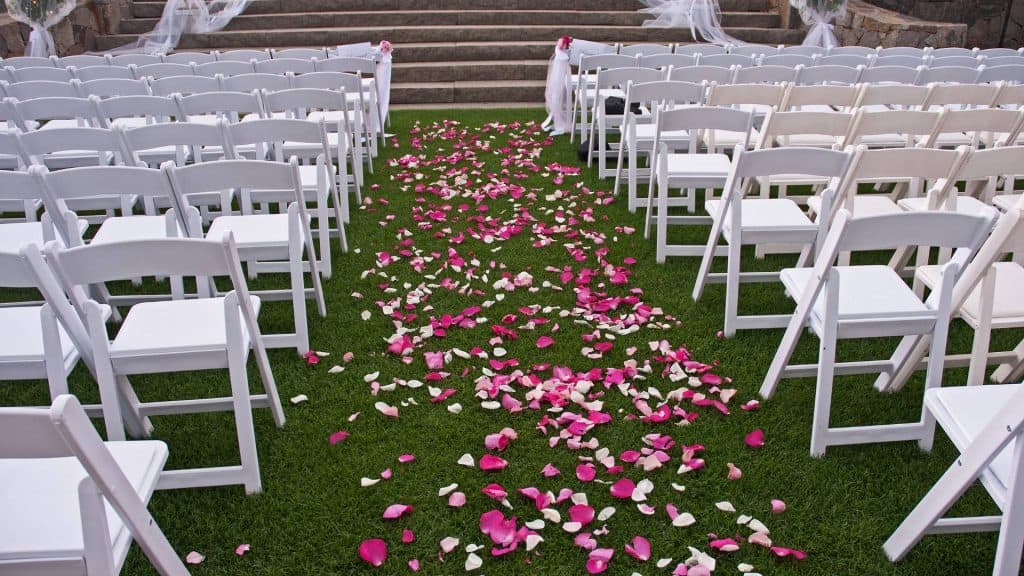 how to decorate an outdoor wedding aisle