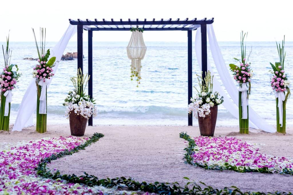 how to make your outdoor wedding venue romantic