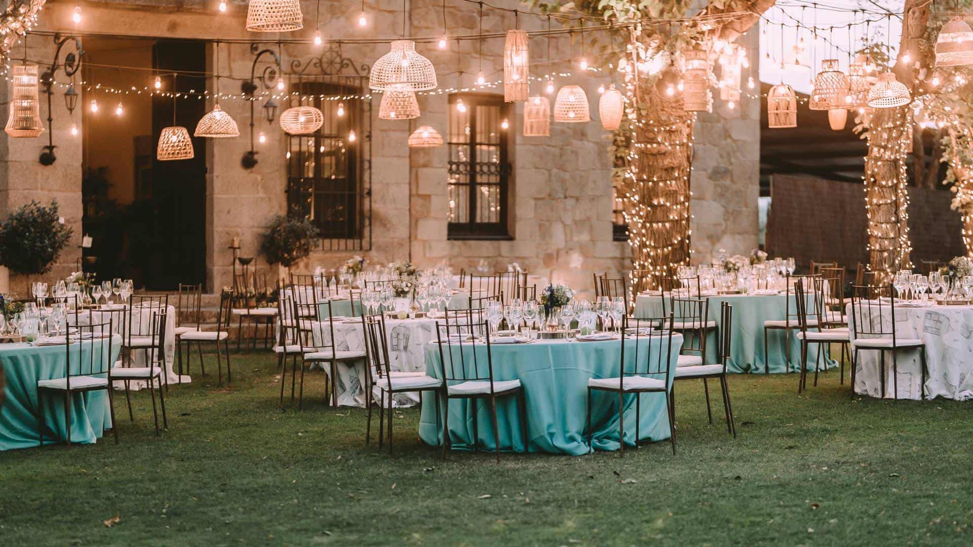 popular color schemes for outdoor weddings